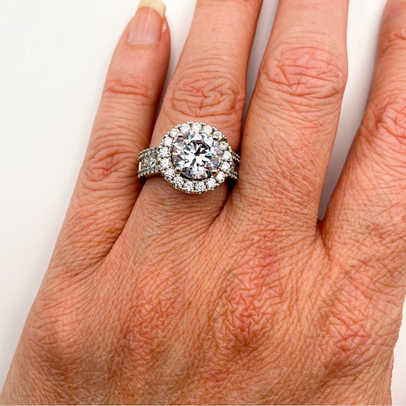 Round Cut Solitaire Halo CZ Ring with Pave and Round Cut Sides. Size 7. - Picture 1 of 9